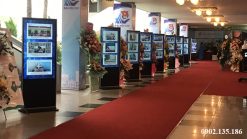 Thuê Standee điện tử 55" đồng bộ