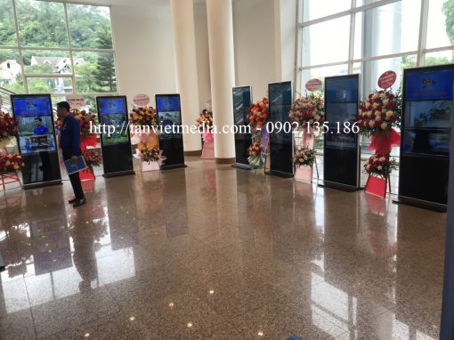 Dịch vụ cho thuê standee điện tử 43 inch chính hãng giá rẻ