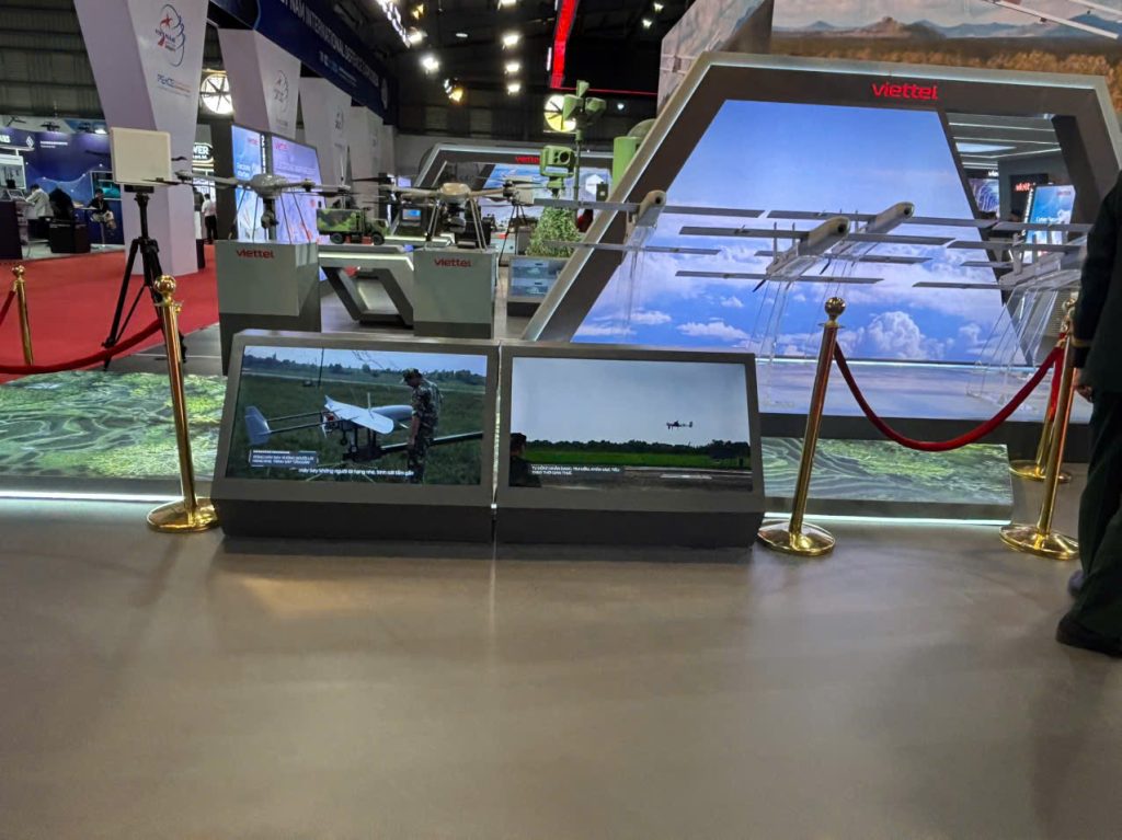 Cho thuê Tivi 43 inch lắp Booth tại gian hàng Vietel thuộc Vietnam Defence Expo 2024