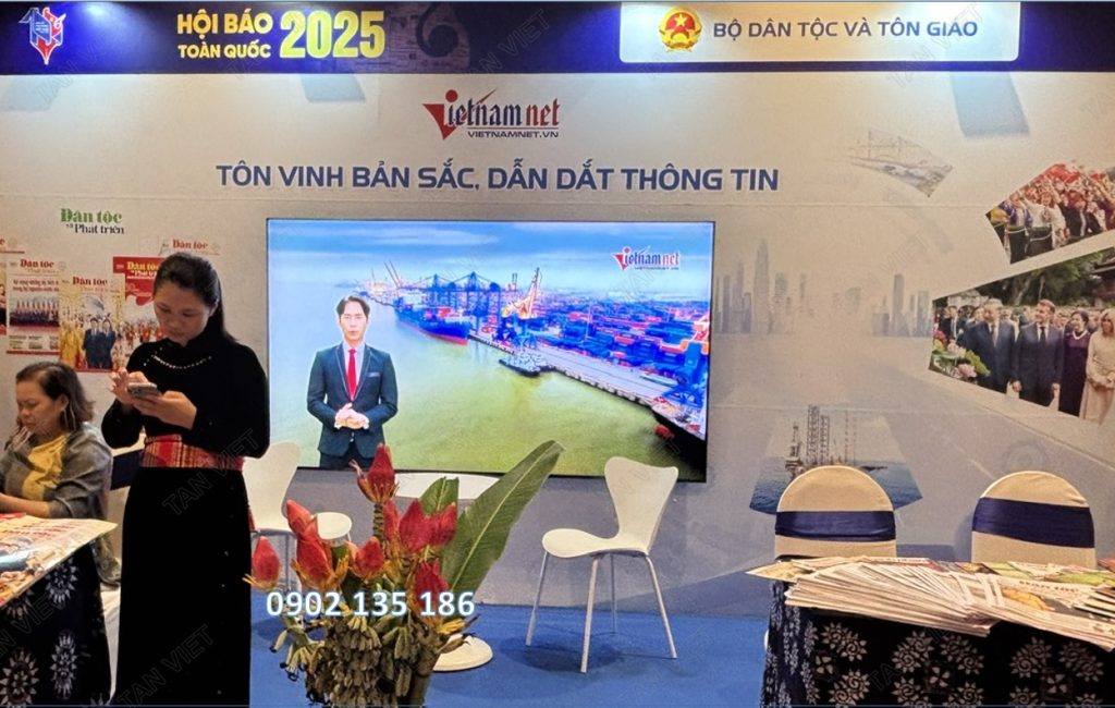 Dịch vụ cho thuê tivi 100 inch treo vách tại gian hàng báo Vietnamnet tại hội báo toàn quốc 2025 do Tân Việt cung cấp