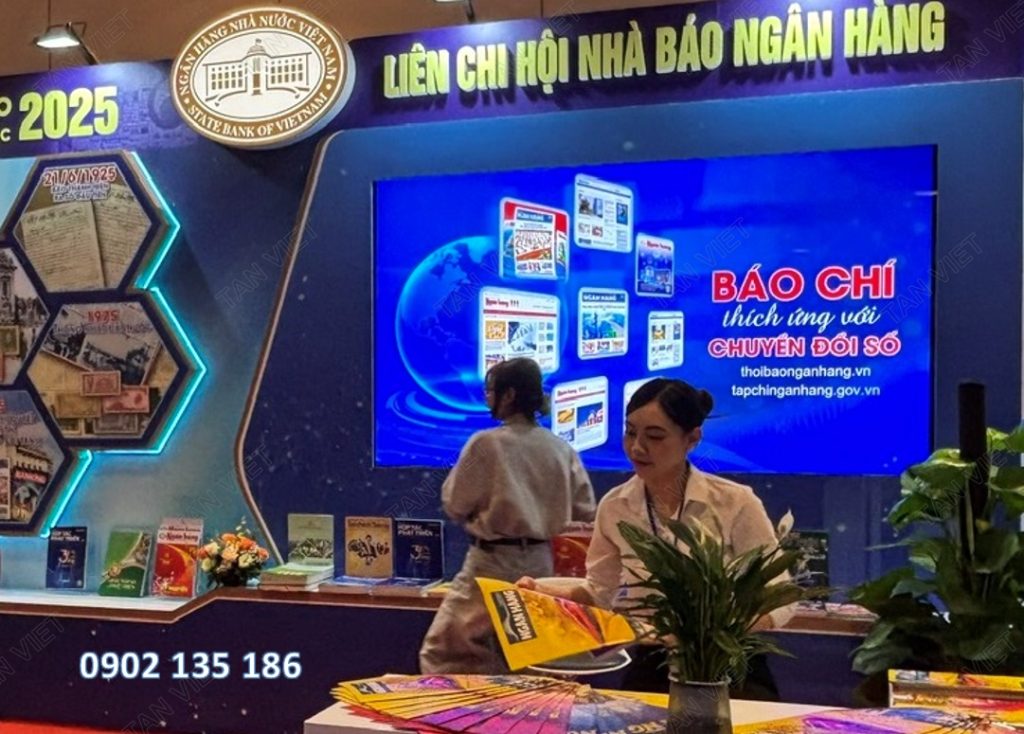 Dịch vụ cho thuê tivi 100 inch lắp booth âm tại gian hàng liên chi hội báo ngân hàng tại hội báo toàn quốc 2025 do Tân Việt cung cấp