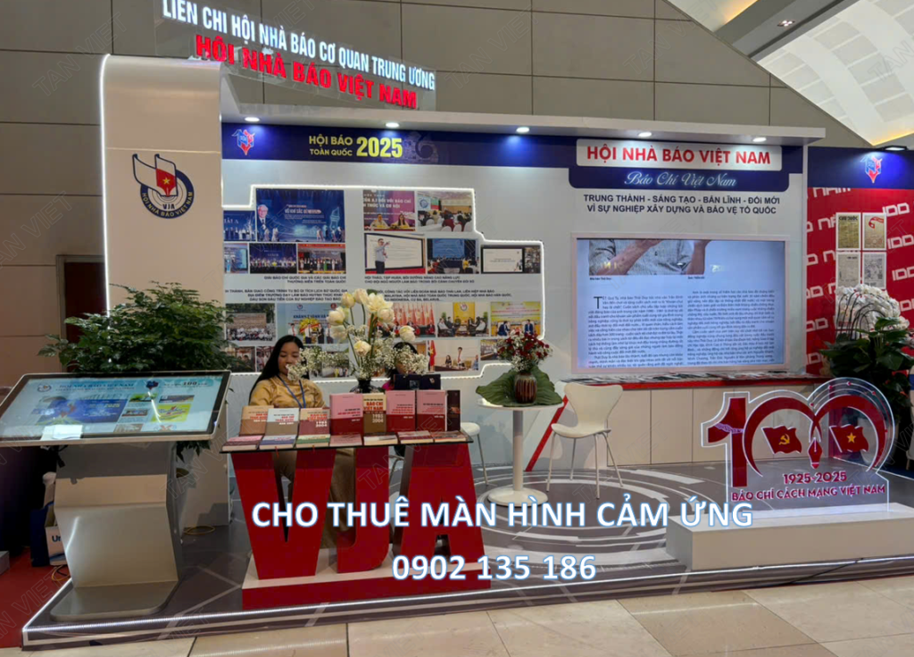 Tân Việt cho thuê màn hình cảm ứng chân quỳ lắp đặt tại gian hàng hội báo toàn quốc 2025