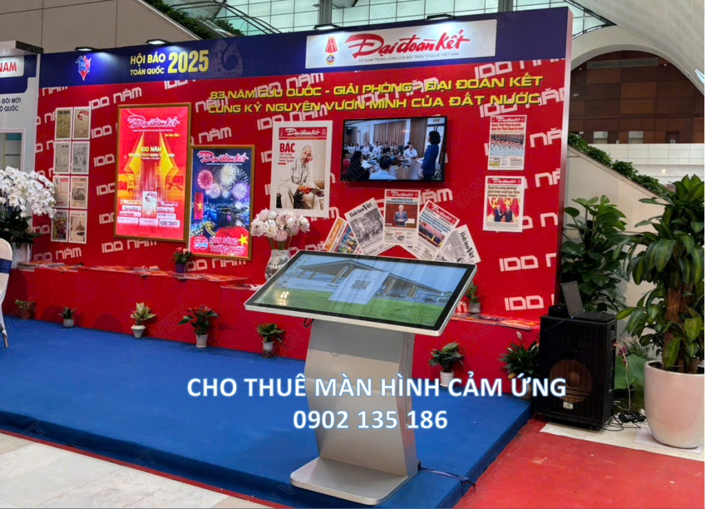 Tân Việt cho thuê màn hình cảm ứng chân quỳ lắp đặt tại hội báo toàn quốc 2025