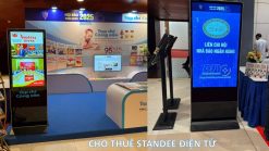 Dịch vụ cho thuê standee điện tử 43", 49", 55", 65" tại hội báo toàn quốc năm 2025.